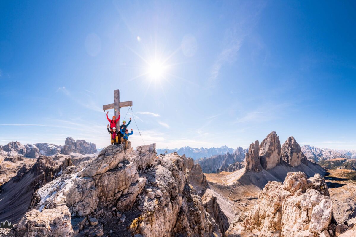 Gipfelkreuz am Paternkofel mit Blick auf die Drei Zinnen