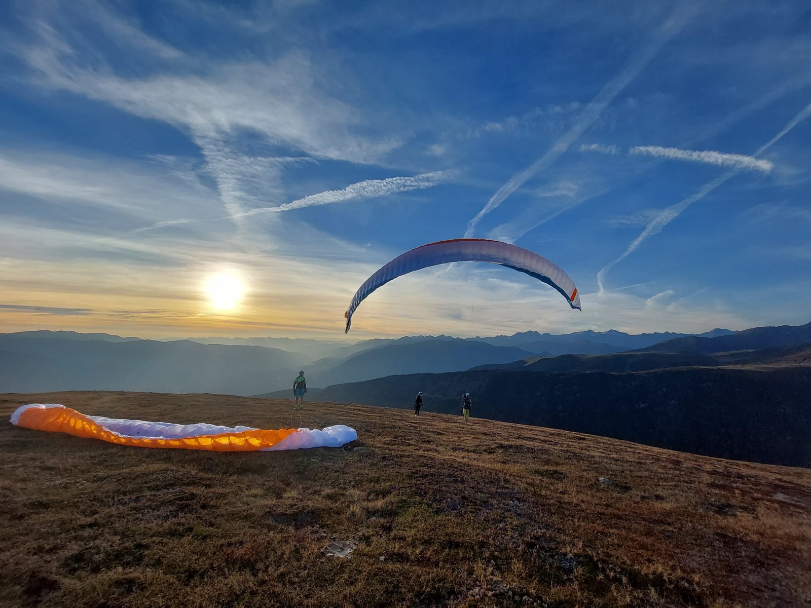 Gleitschirm-Start im Sonnenuntergang