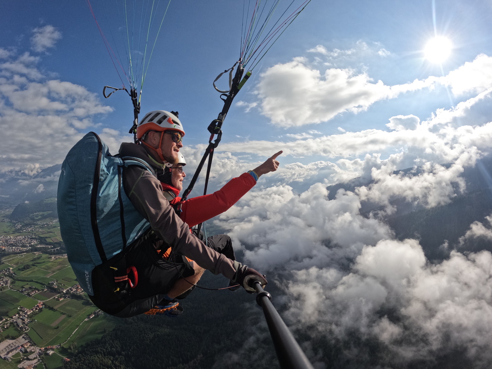 Tandem-Gleitschirmflug über den Wolken am Kronplatz