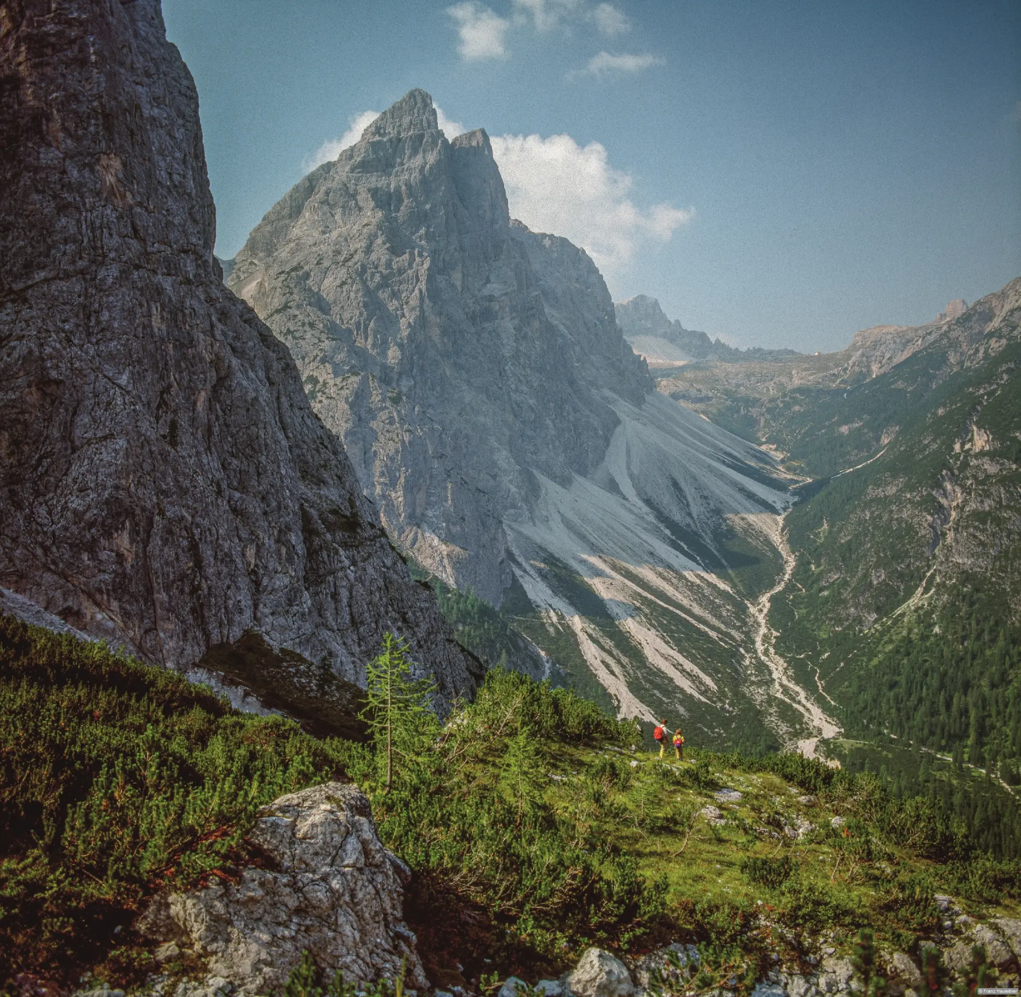 Wanderer am Anderteralpen-Höhenweg vor den Sextner Dolomiten