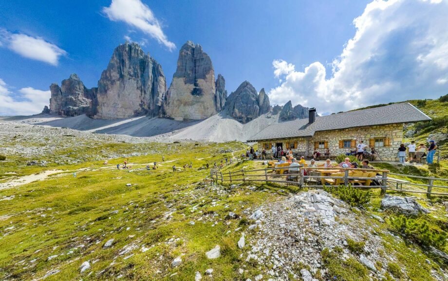 Drei-Zinnen-Hütte vor den Zinnen