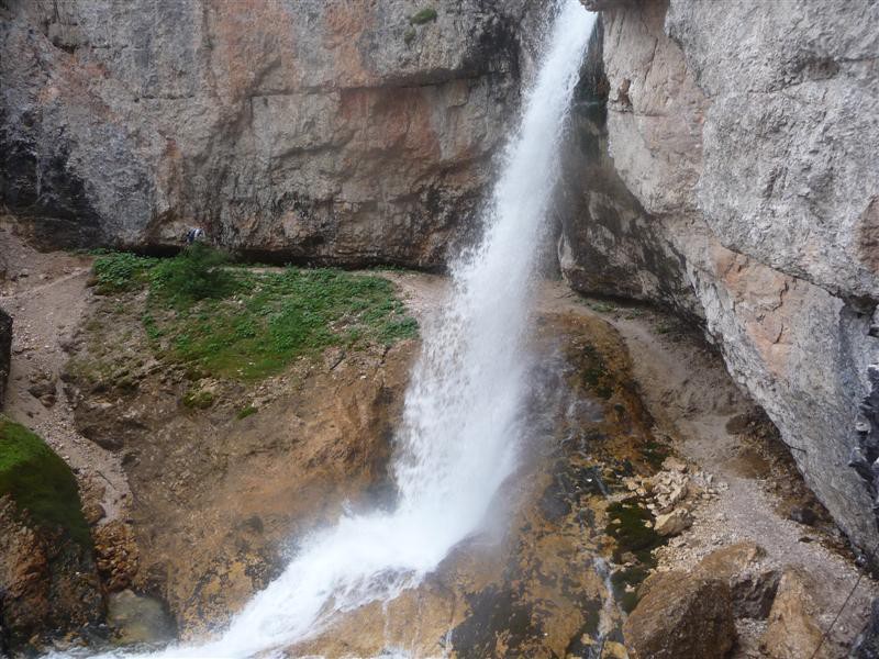 Der Fanes-Wasserfall stürzt über die Felswand