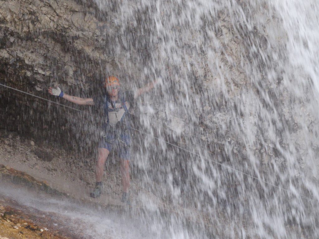 Unter dem Wasserfall hindurch