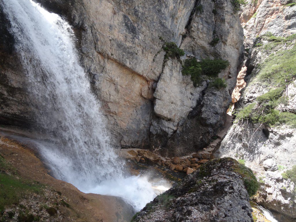 Wasserfall in der Felsschlucht