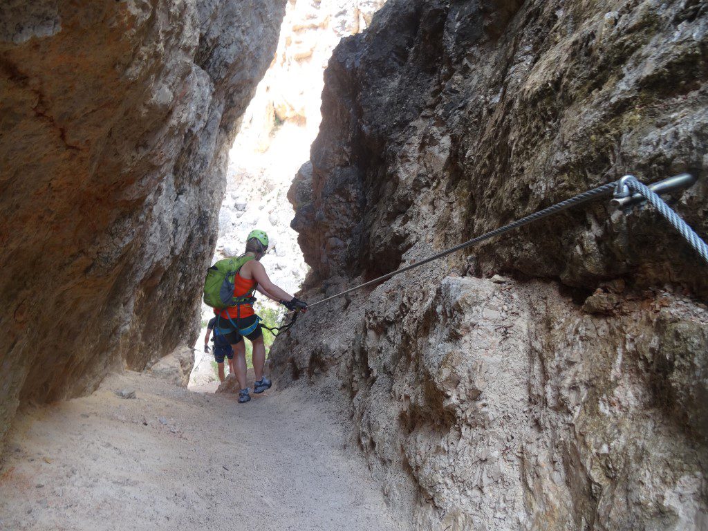 Kletterer in der engen Schlucht am Drahtseil
