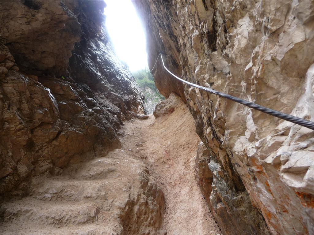 Enge Felsschlucht mit Drahtseil am Fanes-Klettersteig