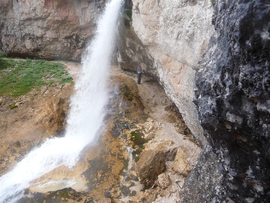 Wasserfall mit Kletterer im Aufstieg