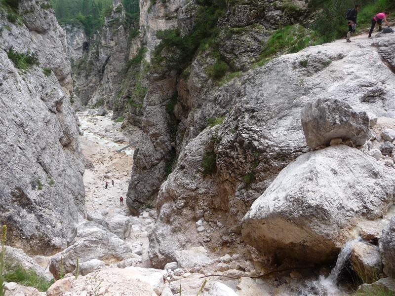 Schlucht mit großen Felsblöcken im Fanes-Tal