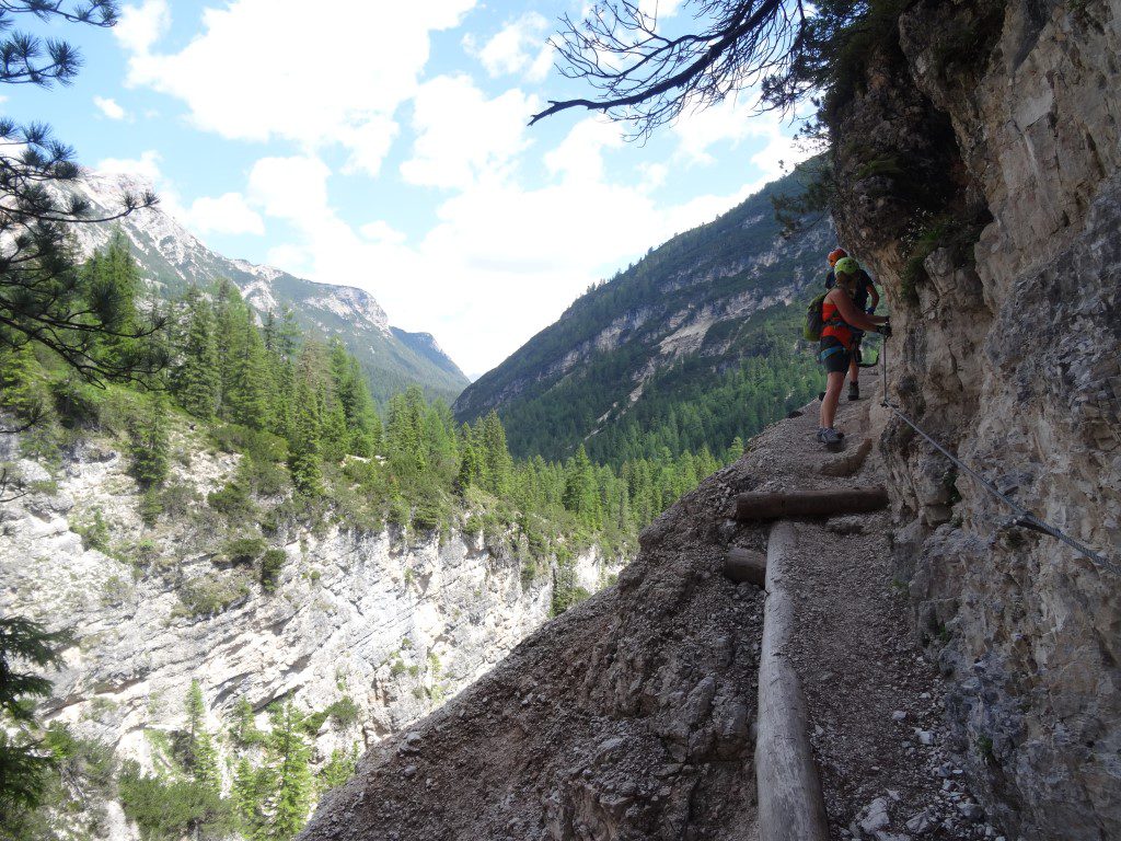 Steig am Felshang mit Blick ins Fanes-Tal