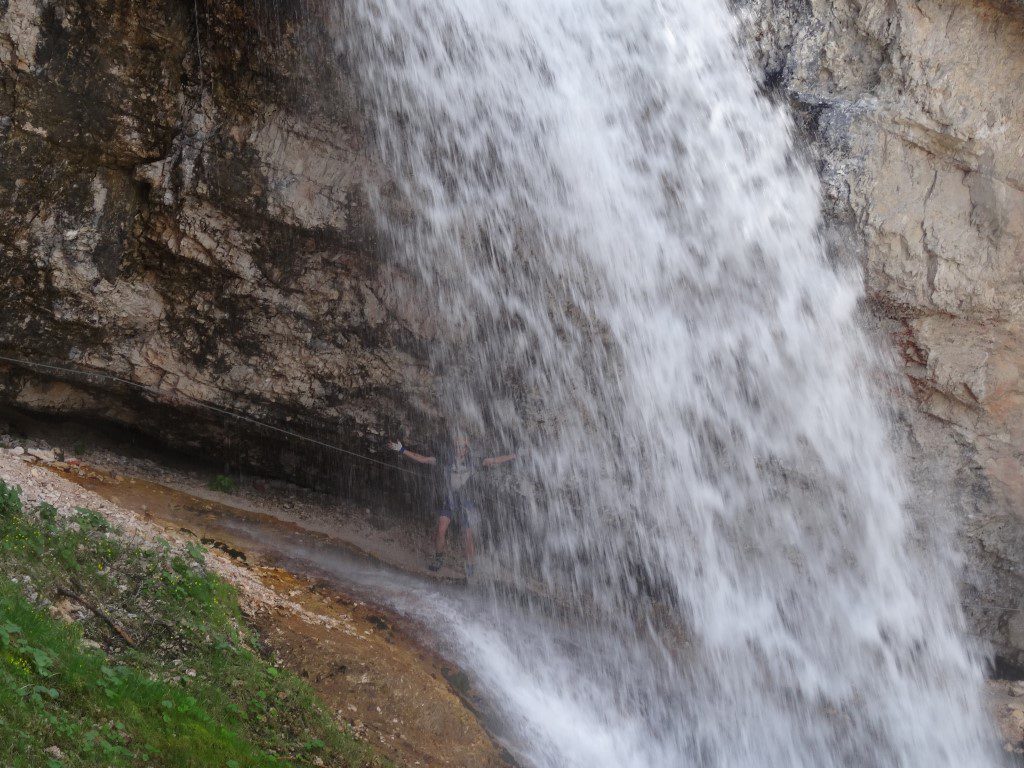 Der Weg führt hinter dem Wasserfall entlang