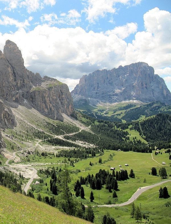 Passstraße am Grödner Joch in den Dolomiten