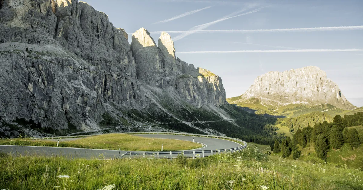 Grödner Joch im Sommer mit blühenden Almwiesen