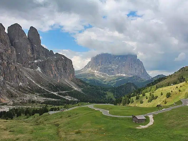 Grödner Joch mit Blick auf die Sellagruppe