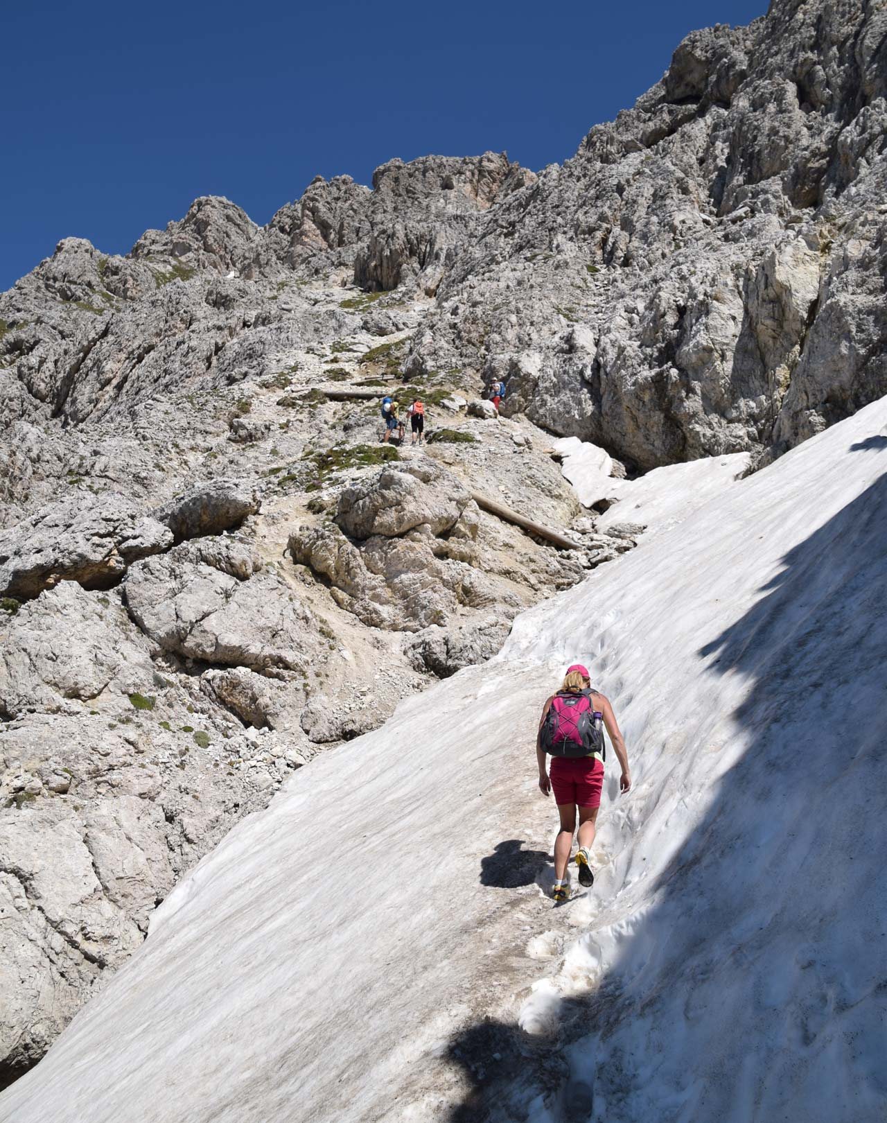 Über ein Schneefeld am Kaiserjägersteig