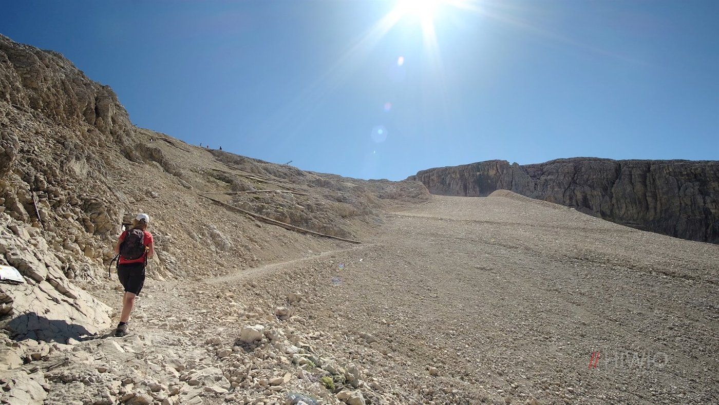 In der Ferne zeichnen sich die Umrisse der Lagazuoihütte ab