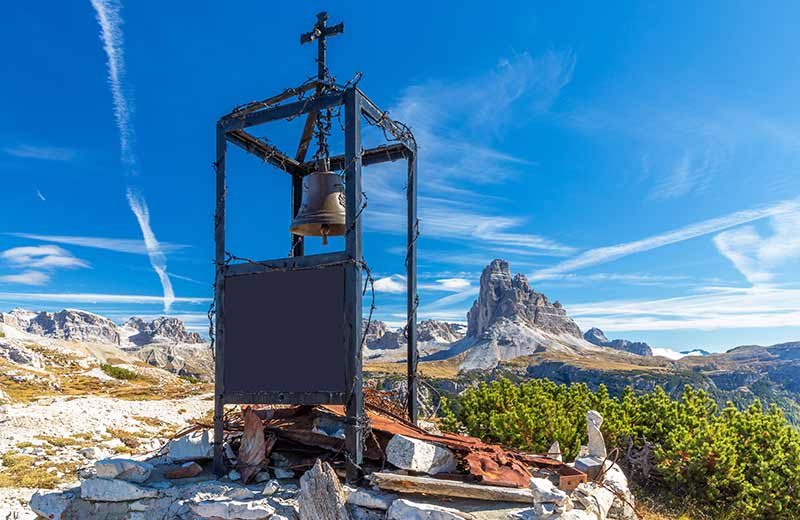 Glocken-Gedenkstätte am Monte Piana mit Blick auf die Drei Zinnen