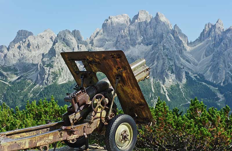 Altes Geschütz am Monte Piana vor den Dolomiten