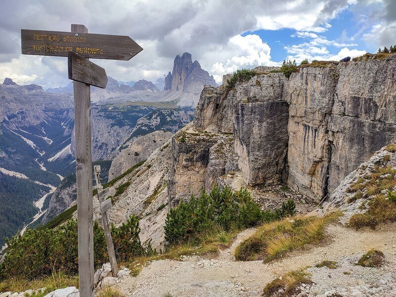 Wegschild Sentiero Storico mit Blick auf die Drei Zinnen