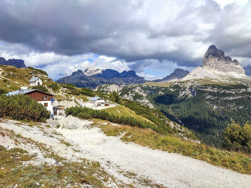 Rifugio Bosi und Heldenkapelle mit Blick auf die Drei Zinnen