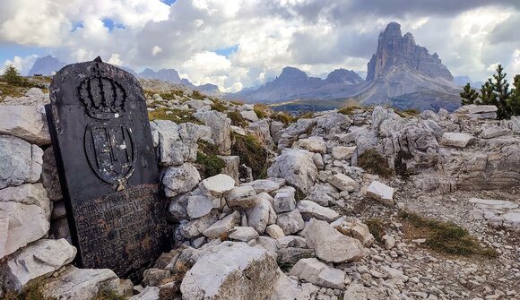 Denkmal mit Aussicht auf die Drei Zinnen