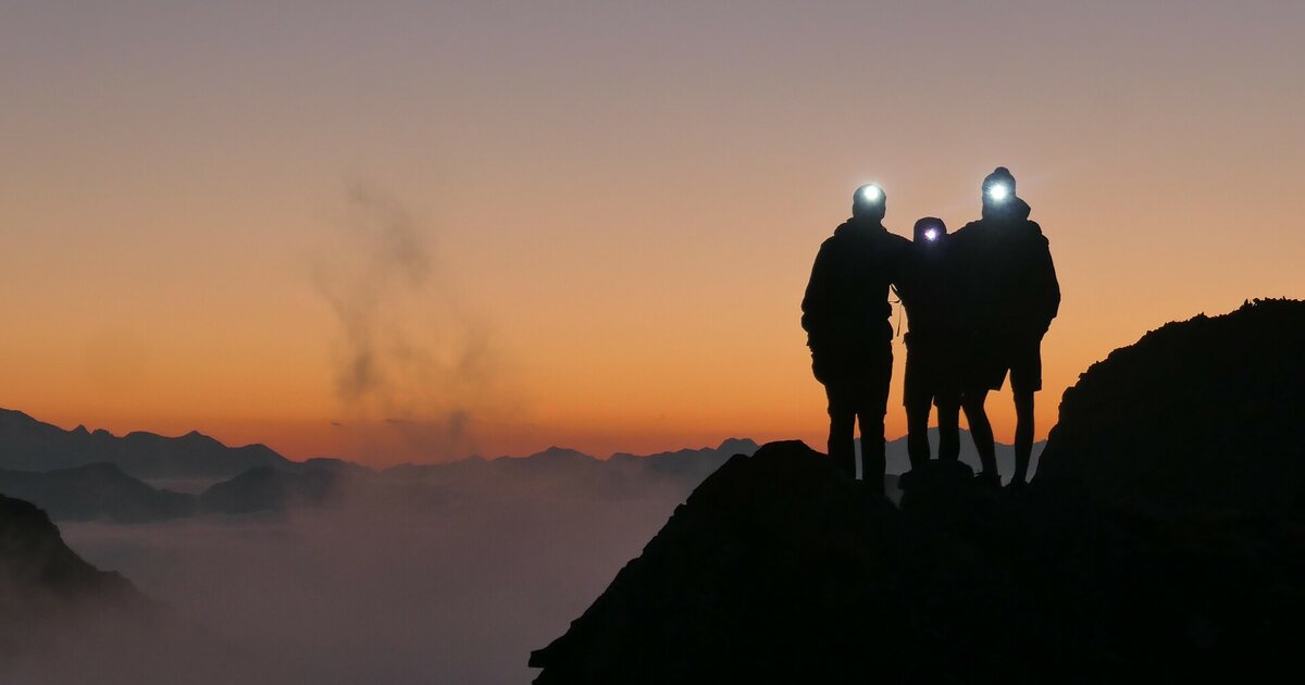 Nachtwanderung zum Sonnenaufgang am Gipfel