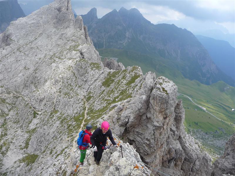 Kletterer am Ra-Gusela-Steig mit Blick ins Tal