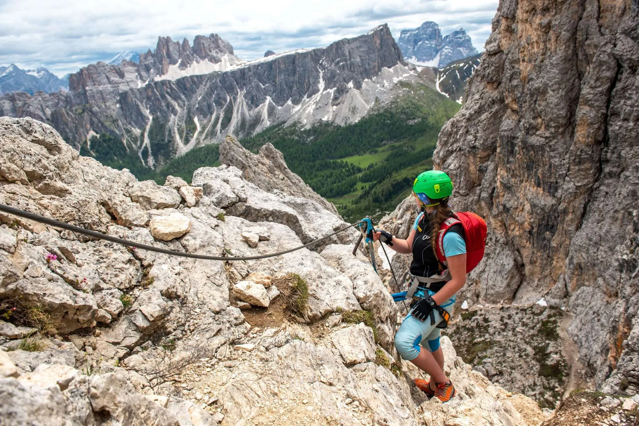 Am Drahtseil des Ra-Gusela-Steigs mit weitem Dolomitenblick