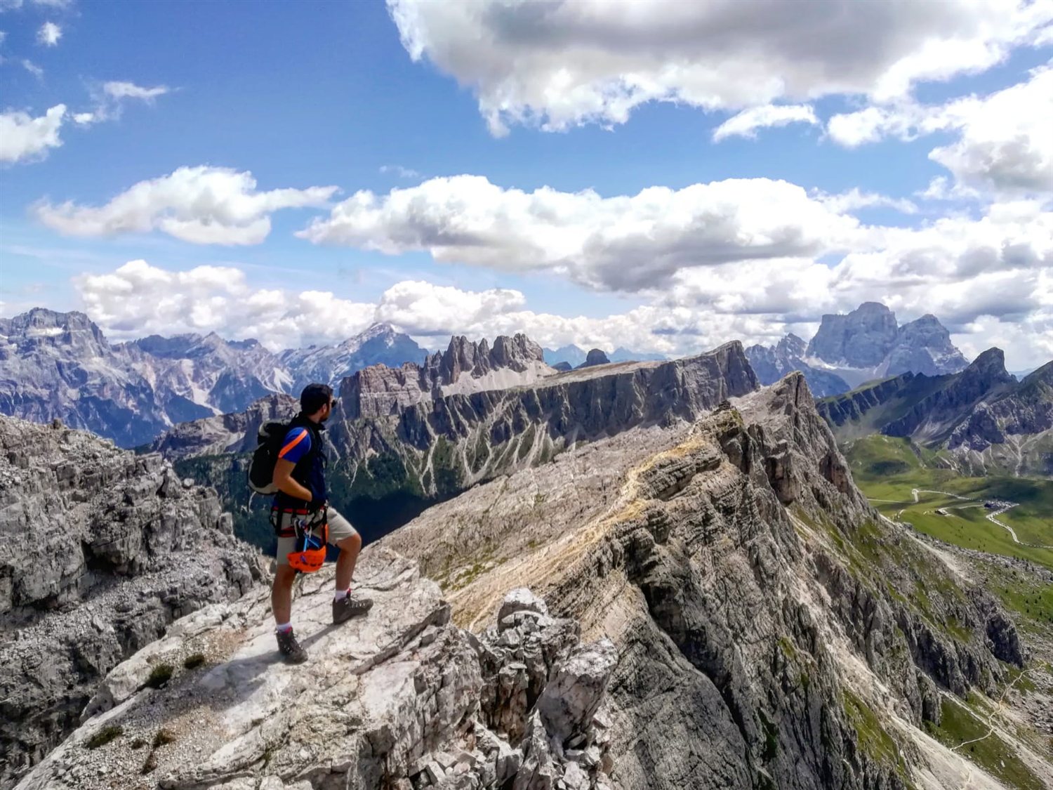 Auf dem Grat mit Dolomiten-Panorama