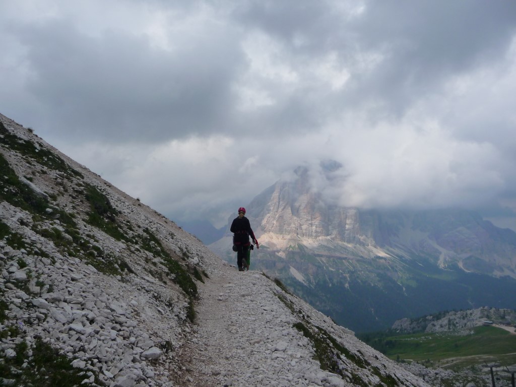 Weg mit Blick auf die Ampezzaner Dolomiten