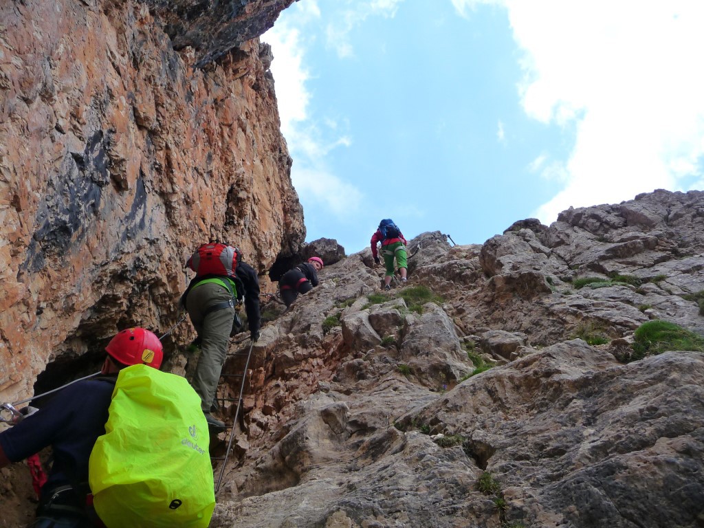 Versicherter Aufstieg über die Felsen