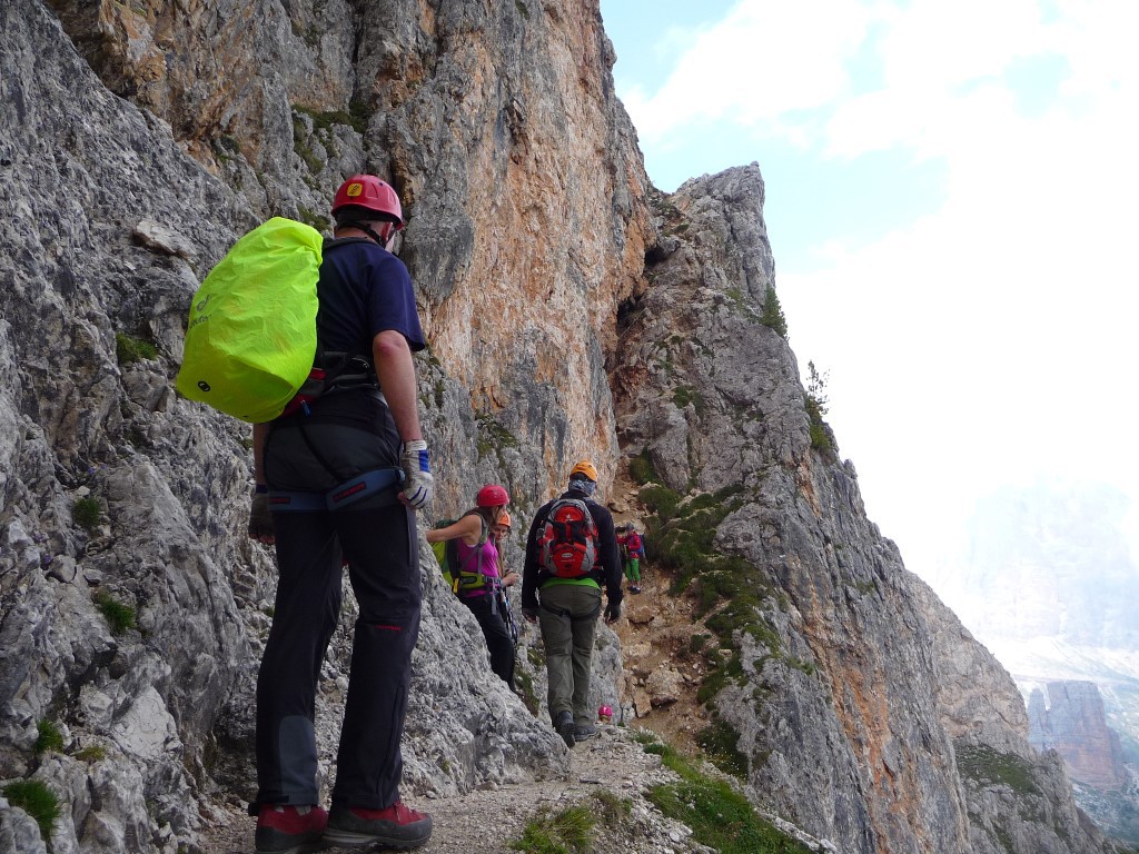 Steig am Felshang mit Blick in die Dolomiten