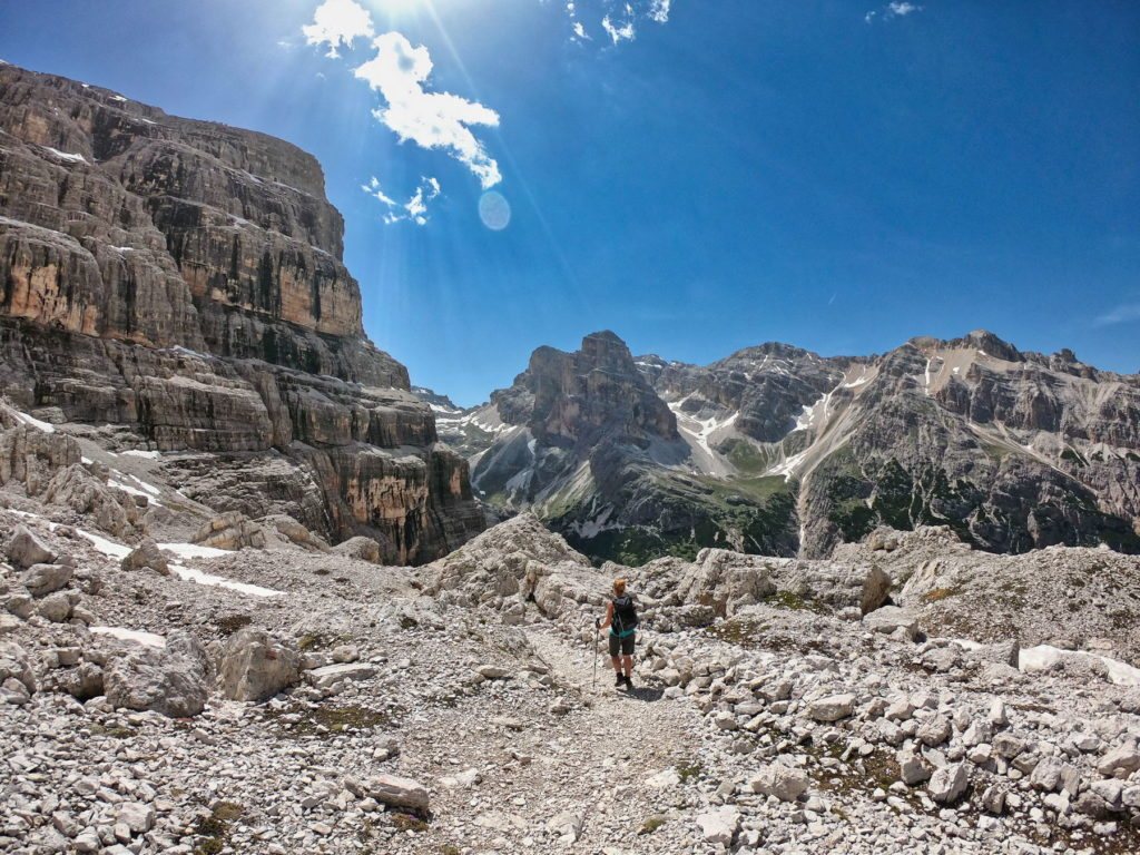 Wanderer unter den Wänden der Tofana di Rozes