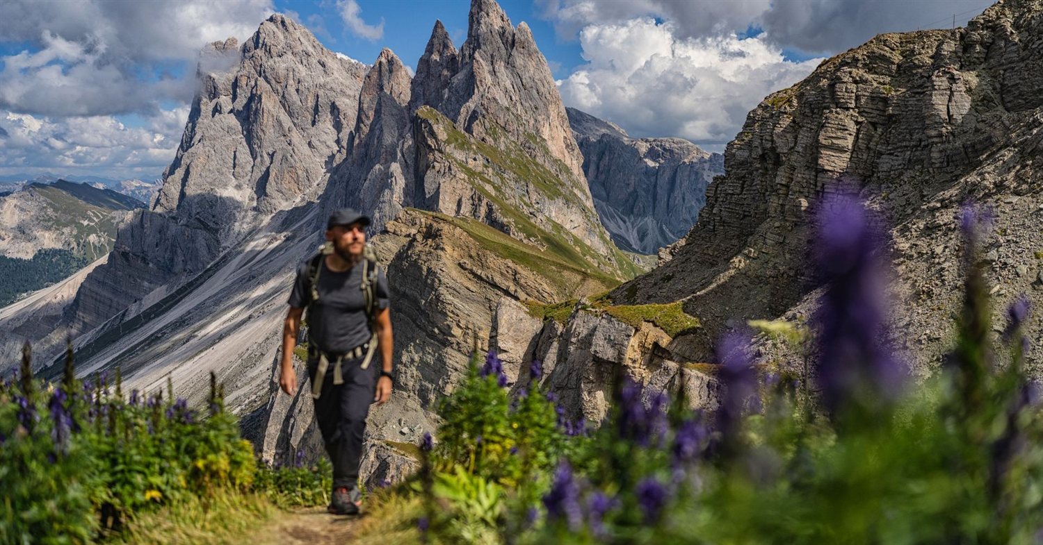Wanderer vor den Geislerspitzen