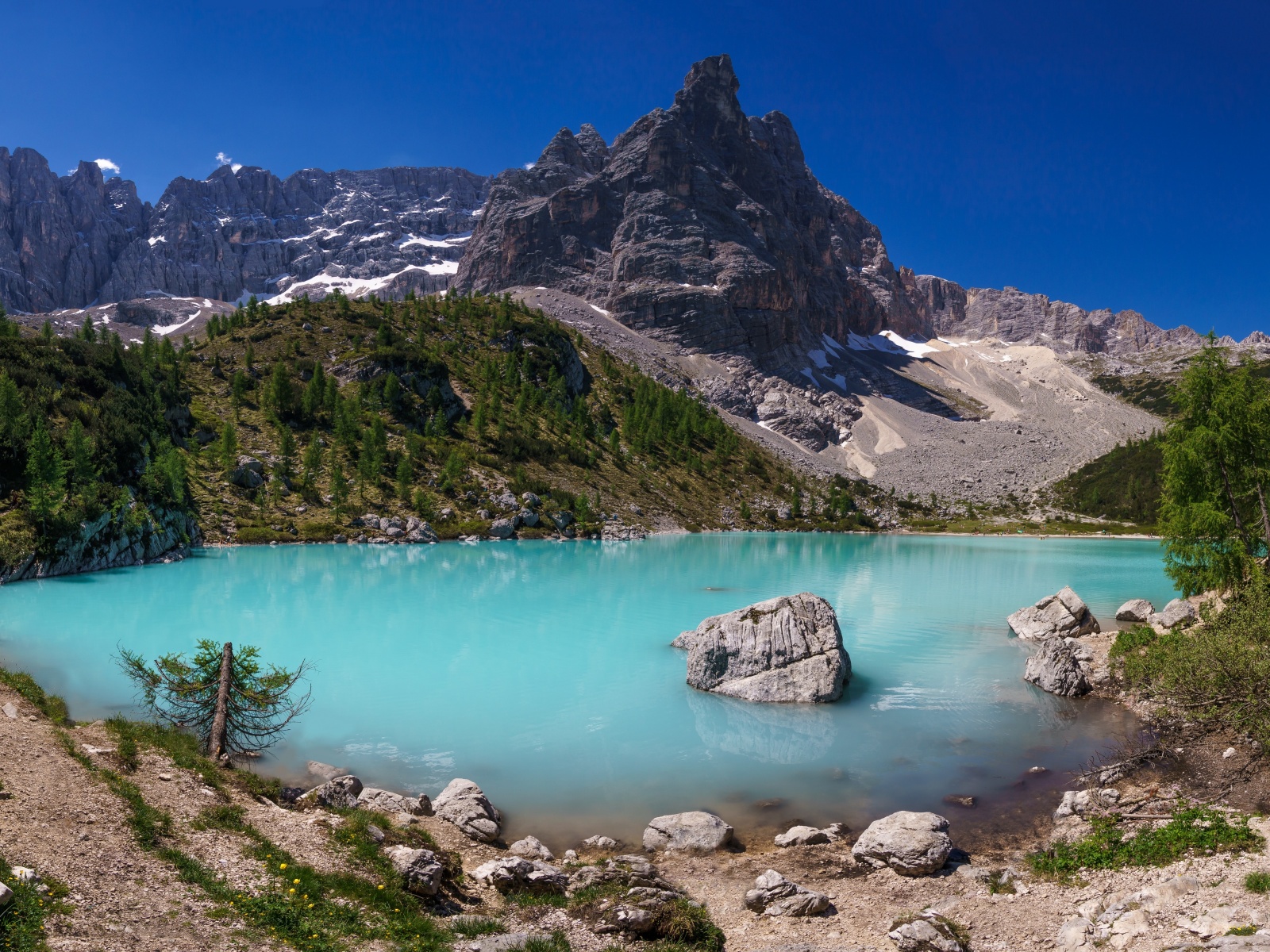Türkiser Lago di Sorapis vor den Felswänden