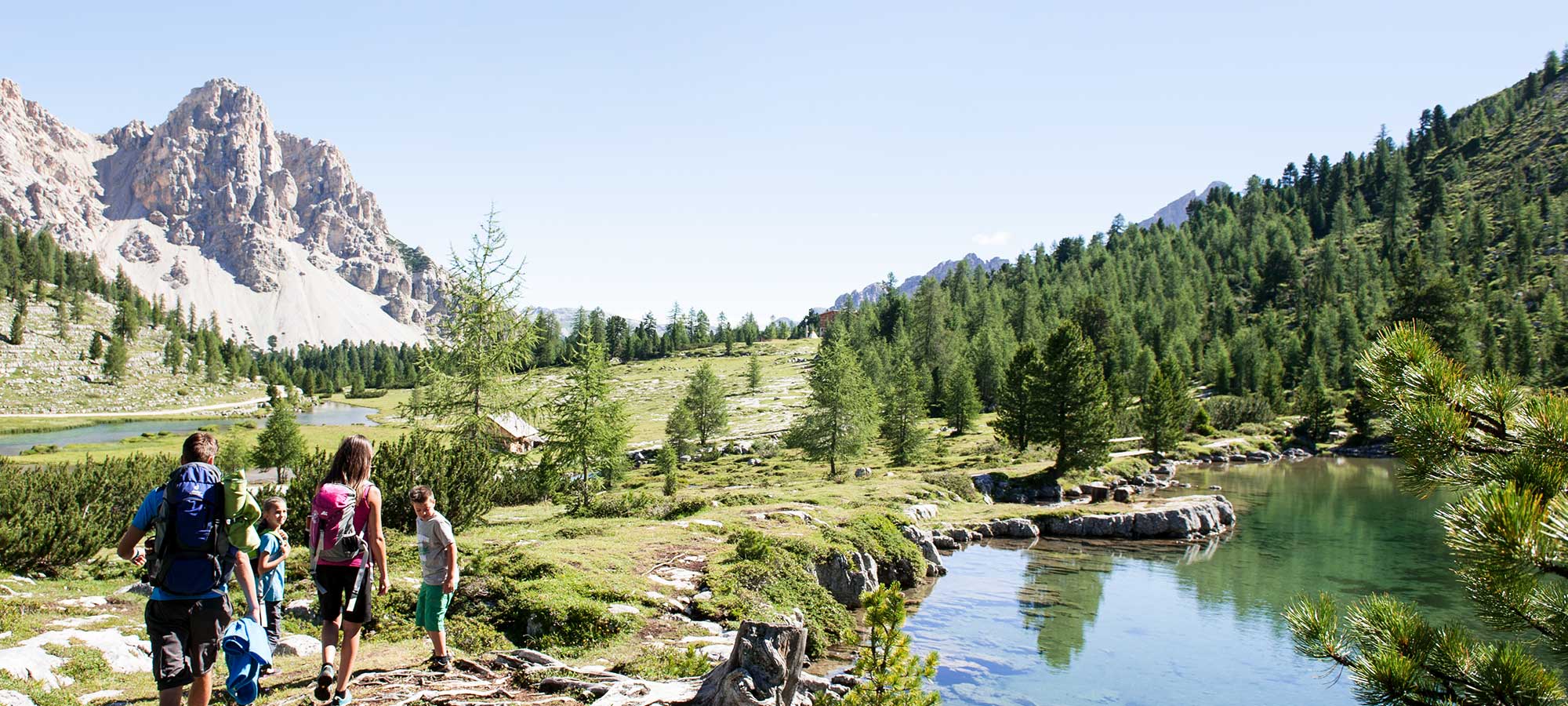 St. Vigil in Enneberg vor den Dolomiten